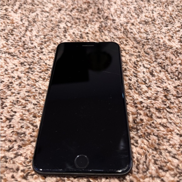 Apple iPhone 8 Plus - Picture 2 of 8